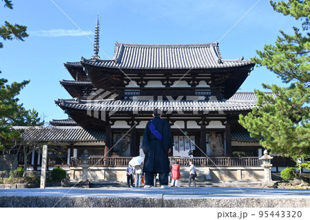 奈良県の世界遺産法隆寺の国宝中門と五重塔 95443320