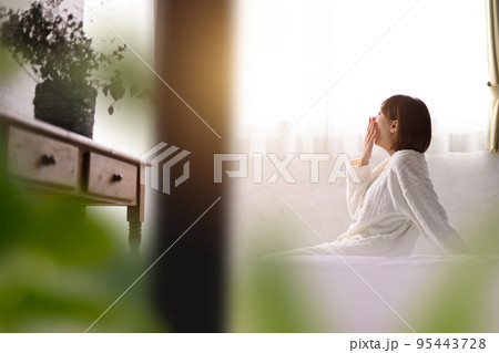 真っ白な部屋着の女性 95443728