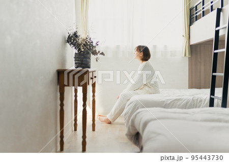 真っ白な部屋着の女性 95443730