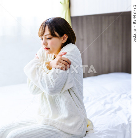 真っ白な部屋着の女性 95443731