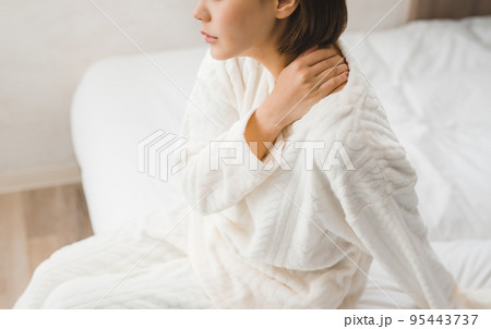 真っ白な部屋着の女性 真っ白な部屋着の女性 95443737