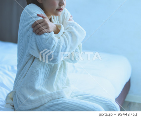 真っ白な部屋着の女性 95443753