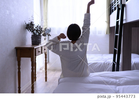真っ白な部屋着の女性 95443773