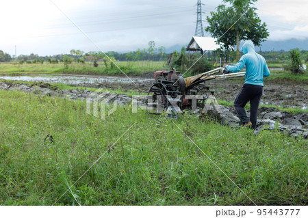 People are plowing fields People are plowing fields 95443777