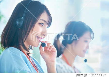 コールセンターで働く若い女性オペレーター コールセンターで働く若い女性オペレーター 95444197