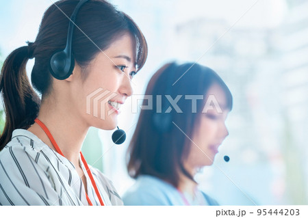 コールセンターで働くカメラ目線の若い女性オペレーター コールセンターで働くカメラ目線の若い女性オペレーター 95444203