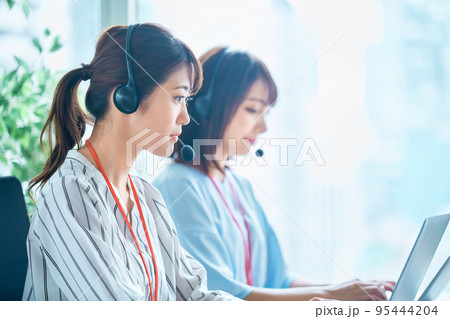 コールセンターで働く若い女性オペレーター コールセンターで働く若い女性オペレーター 95444204