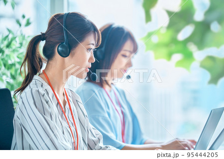 コールセンターで働く若い女性オペレーター コールセンターで働く若い女性オペレーター 95444205