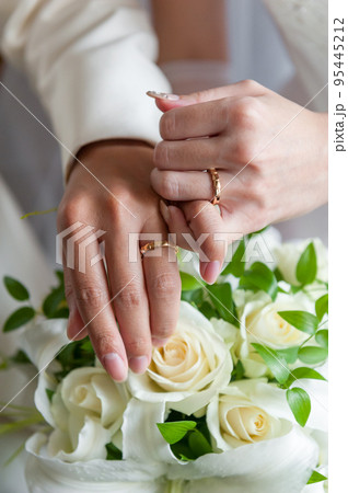 結婚指輪 マリッジリング 新郎新婦の手元 結婚指輪 マリッジリング 新郎新婦の手元 95445212