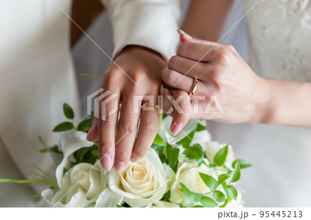 結婚指輪 マリッジリング 新郎新婦の手元 結婚指輪 マリッジリング 新郎新婦の手元 95445213
