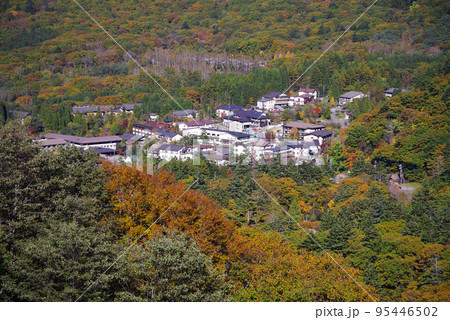 【紅葉の平湯温泉街】R158平湯トンネル東出口付近の平湯峠より望む温泉街 【紅葉の平湯温泉街】R158平湯トンネル東出口付近の平湯峠より望む温泉街 95446502