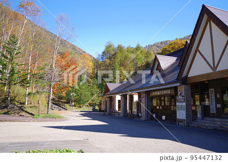 平湯温泉あかんだな駐車場の紅葉風景 95447132