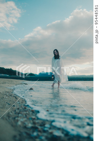 海辺で佇む女性の写真 海辺で佇む女性の写真 95448581