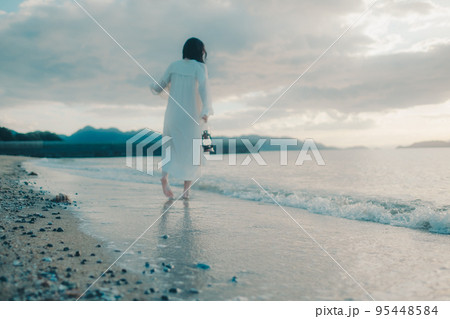海辺で佇む女性の写真 海辺で佇む女性の写真 95448584