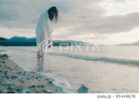 海辺で佇む女性の写真 海辺で佇む女性の写真 95448676