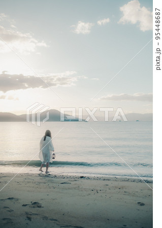 海辺で佇む女性の写真 95448687