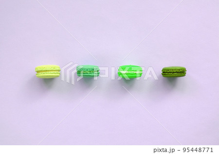Dessert cake macaron or macaroon on trendy pastel lilac background top view 95448771