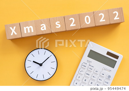 Xmas2022と書かれたブロックと時計と電卓 95449474