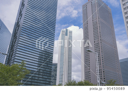 東京都新宿区のオフィス街の高層ビルが立ち並ぶ風景 95450089