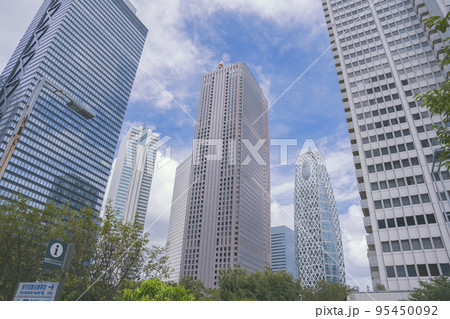 東京都新宿区のオフィス街の高層ビルが立ち並ぶ風景 95450092