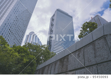 東京都新宿区のオフィス街の高層ビルが立ち並ぶ風景 東京都新宿区のオフィス街の高層ビルが立ち並ぶ風景 95450093