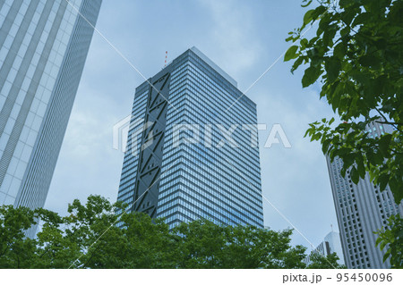 東京都新宿区のオフィス街の高層ビルが立ち並ぶ風景 東京都新宿区のオフィス街の高層ビルが立ち並ぶ風景 95450096