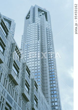 東京都新宿区の東京都庁(第一本庁舎・第二本庁舎・議会)を外観から見る風景 東京都新宿区の東京都庁(第一本庁舎・第二本庁舎・議会)を外観から見る風景 95450162