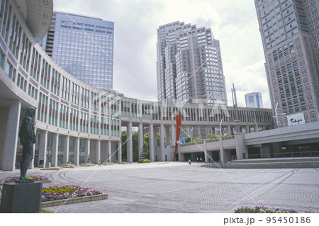 東京都新宿区の東京都庁（第一本庁舎・第二本庁舎・議会）を外観から見る風景 95450186