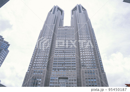 東京都新宿区の東京都庁(第一本庁舎・第二本庁舎・議会)を外観から見る風景 東京都新宿区の東京都庁(第一本庁舎・第二本庁舎・議会)を外観から見る風景 95450187