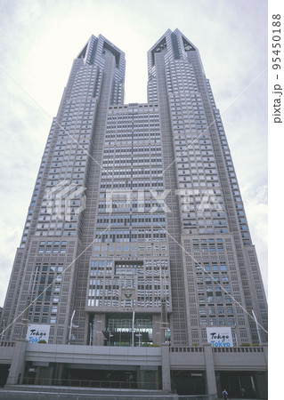 東京都新宿区の東京都庁（第一本庁舎・第二本庁舎・議会）を外観から見る風景 95450188
