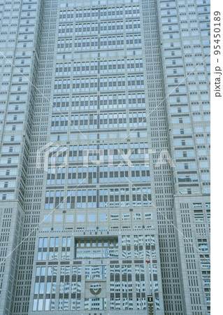 東京都新宿区の東京都庁（第一本庁舎・第二本庁舎・議会）を外観から見る風景 95450189
