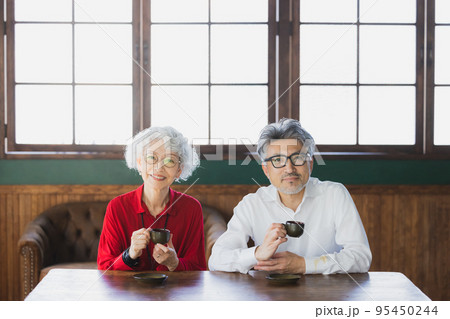 エスプレッソを飲むグレイヘアのカップル エスプレッソを飲むグレイヘアのカップル 95450244