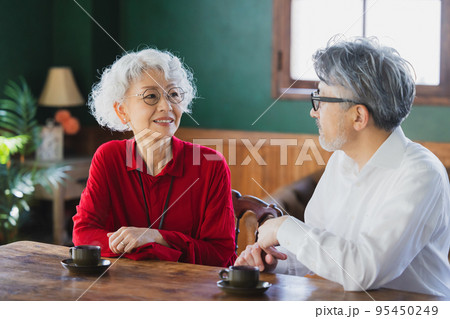 エスプレッソを飲むグレイヘアのカップル　　　 95450249