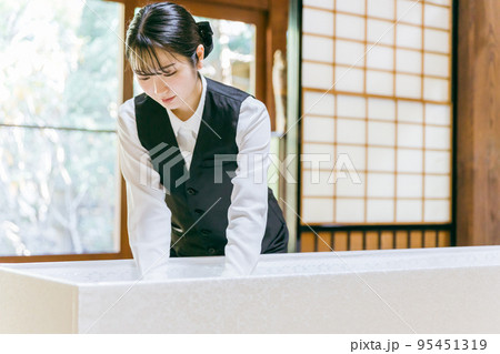 納棺をする葬儀スタッフ(納棺師) 納棺をする葬儀スタッフ(納棺師) 95451319