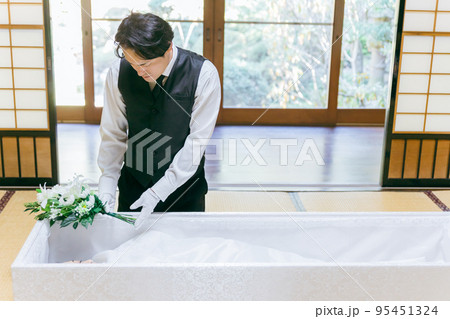 納棺をする葬儀スタッフ(納棺師・男性) 納棺をする葬儀スタッフ(納棺師・男性) 95451324