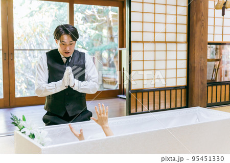 棺桶から生き返る故人 95451330