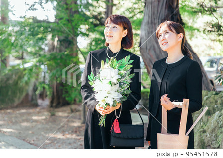 お葬式で笑顔で故人を送る遺族 95451578