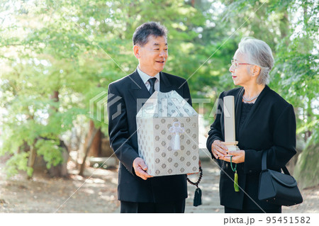 お葬式で火葬した遺骨を持つ日本人の高齢者夫婦 お葬式で火葬した遺骨を持つ日本人の高齢者夫婦 95451582