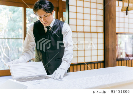 棺の窓を開ける葬儀スタッフ・納棺師の男性 95451806