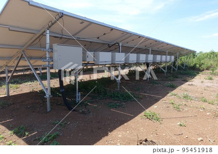 パワーコンディショナーが並んだ太陽光発電所 95451918