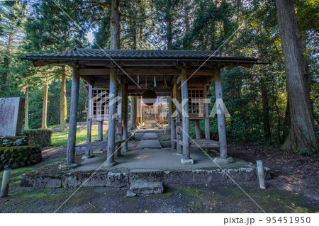 東楽々福神社　随神門　鳥取県日野郡日南町宮内 95451950