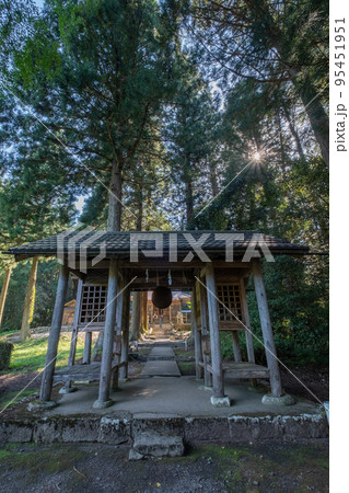 東楽々福神社 随神門 鳥取県日野郡日南町宮内 東楽々福神社 随神門 鳥取県日野郡日南町宮内 95451951