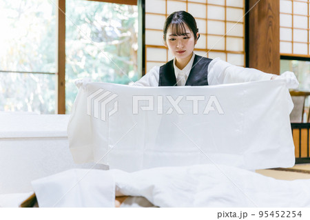 仏衣を着せる葬儀スタッフ（納棺師・棺布団） 95452254