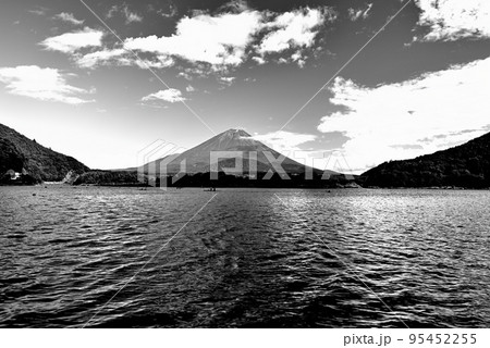 夏 精進湖から富士山の風景 モノクロ 95452255
