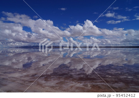 ボリビア ミラーレイク ウユニ塩湖 95452412