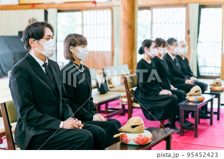 お葬式に参列したマスク姿の遺族 お葬式に参列したマスク姿の遺族 95452423