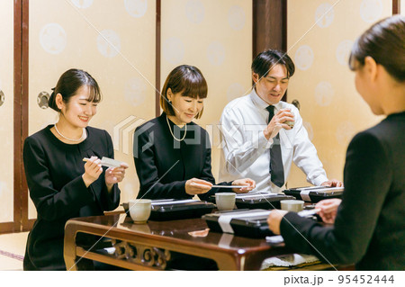 笑顔で食事する遺族（法事・お葬式・一周忌） 95452444