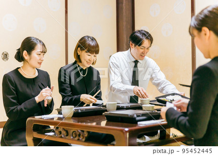 笑顔で食事する遺族(法事・お葬式・一周忌) 笑顔で食事する遺族(法事・お葬式・一周忌) 95452445