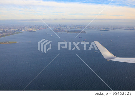 東京湾上空から東京港を臨む 95452525