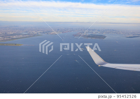 東京湾上空から東京港を臨む 95452526